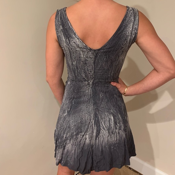 Boutique grey crackle flowy dress - Picture 3 of 3